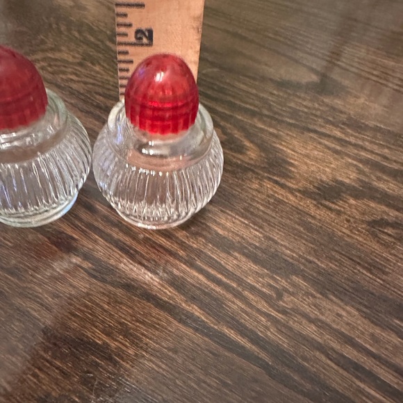 Vtg Round Clear Ribbed Glass Salt & Pepper Shakers Red Screw Caps & Metal Caddy - Picture 6 of 6
